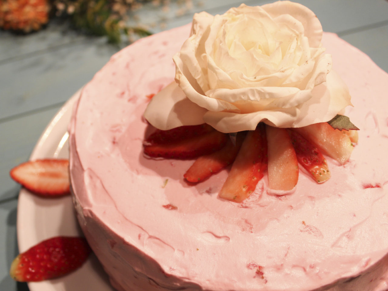 Receita de Bolo de Morango leve e fofinho para sobremesas, aniversários e  até para beliscar quando desejar - HomeIT