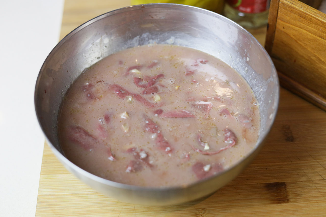 Fígado frito no prato branco e batata doce frita no prato