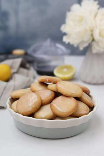 Biscoitos de limão com glacê de limão destaque site