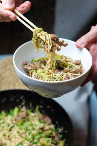 salteado carne brócolos noodles destaque site